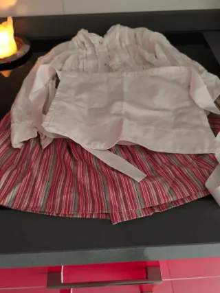 Traje de aldeana rojo y blanco talla 1/2 años