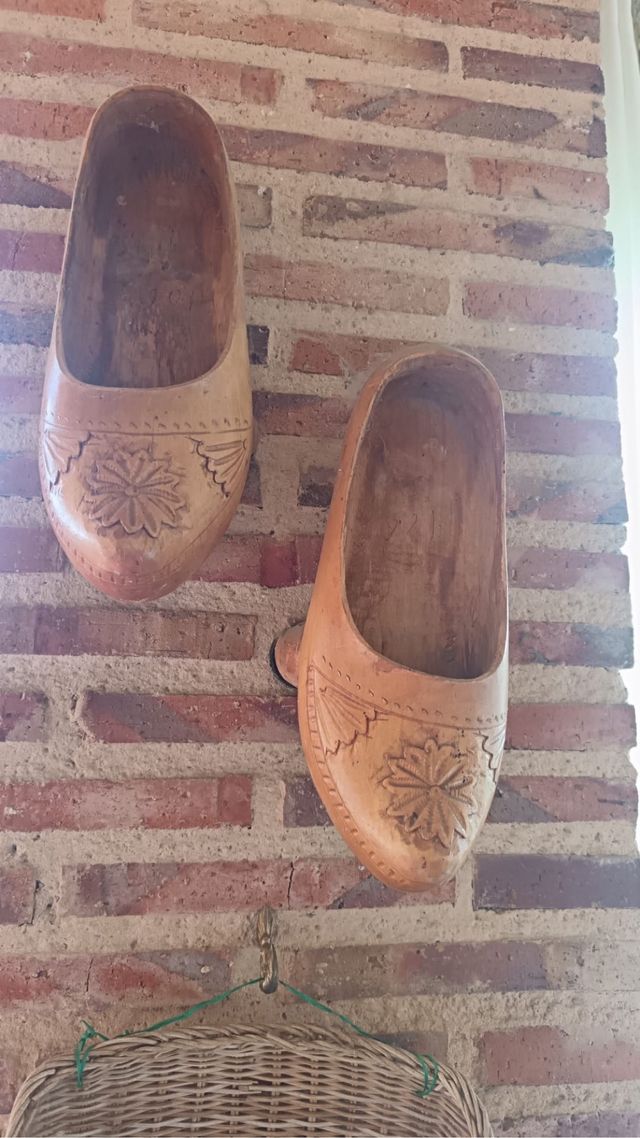 Madreñas de madera talladas