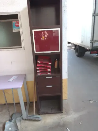 Vitrina de madera y cristal