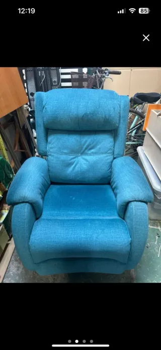 Sillón reclinable azul de tela