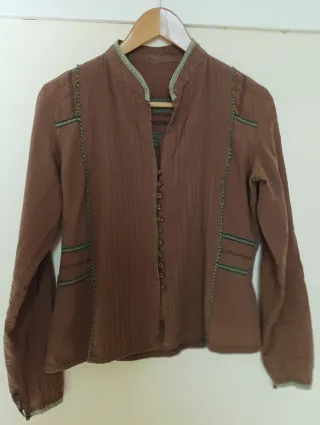 Blusa marrón con detalles verdes