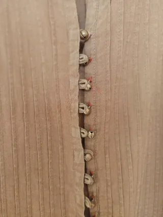 Blusa marrón con detalles verdes