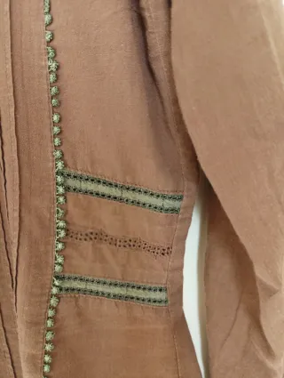 Blusa marrón con detalles verdes