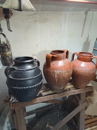 Cántaros antiguos de barro