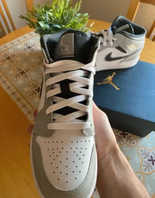 Nike Air Jordan 1 Mid Smoke Grey