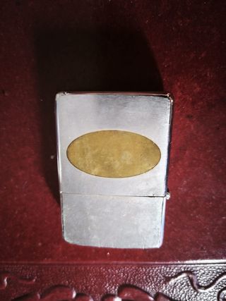 Accendino Zippo con inserto ovale