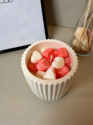 Candela decorativa a forma di cuore con fragole e panna