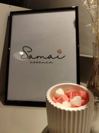 Candela decorativa a forma di cuore con fragole e panna