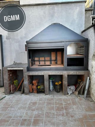 Barbecue a legna in metallo e mattoni