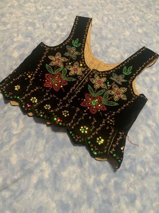 Gilet in velluto nero ricamato