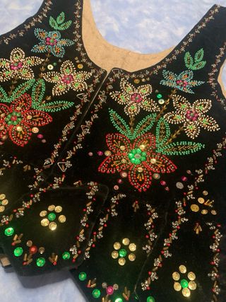 Gilet in velluto nero ricamato