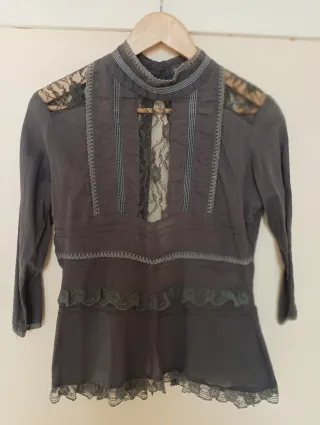 Blusa gris con encaje