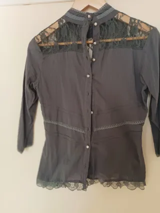 Blusa gris con encaje
