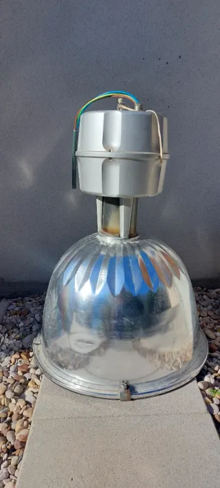 Lámpara industrial metálica