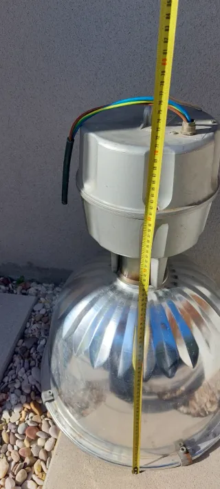 Lámpara industrial metálica