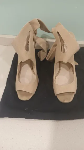 Zapatos de tacón beige atados