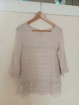 Blusa crema con detalles de encaje