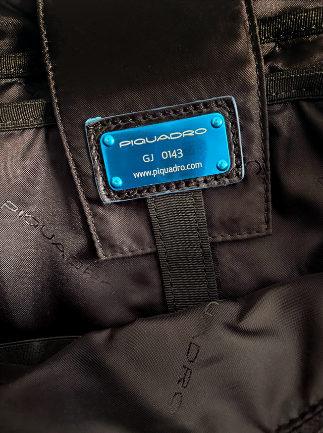 Maletín Piquadro Piel Negro y Azul 40cm