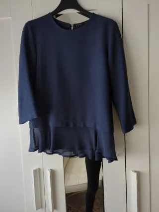 Camisola azul con volantes manga tres cuartos