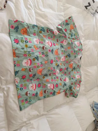 2 Blusas de enfermera con estampado navideño