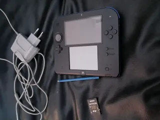 Nintendo 2DS Nera + Caricatore e Scheda SD