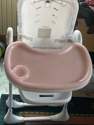 Trona de bebé rosa y blanca