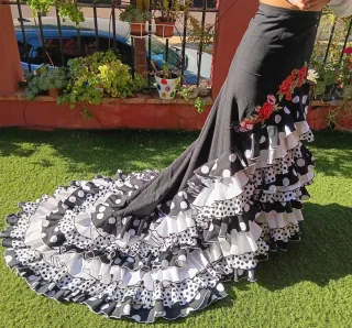 Bata de cola flamenca volantes lunares