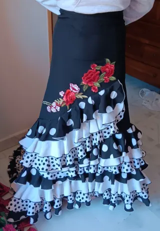 Bata de cola flamenca volantes lunares