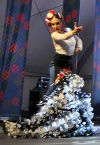 Bata de cola flamenca volantes lunares