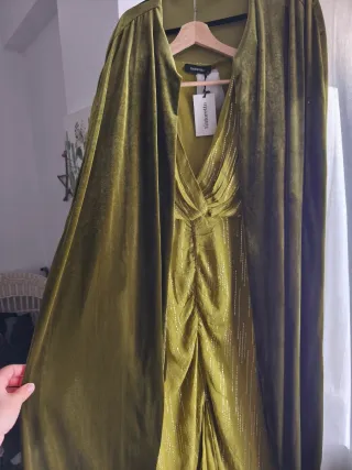 Vestido verde oliva talla M ideal para eventos