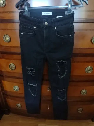 Pantalón mujer negro Pull&Bear desgarrado