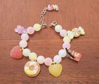 Pulsera con charms de dulces y corazón