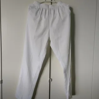 Pantalón blanco ,con bolsillos.