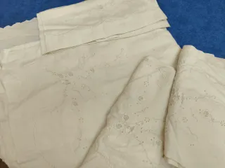 Sábanas de lino bordadas sin usar