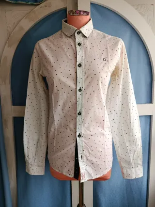 Camisa blanca con estrellas negras