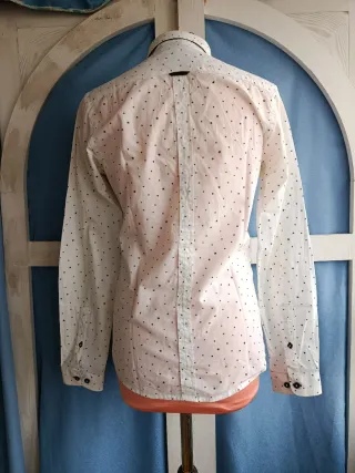 Camisa blanca con estrellas negras