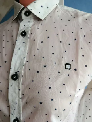 Camisa blanca con estrellas negras