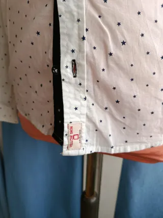 Camisa blanca con estrellas negras