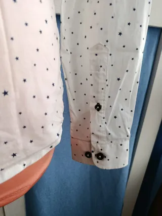 Camisa blanca con estrellas negras