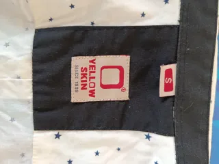 Camisa blanca con estrellas negras