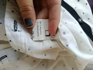 Camisa blanca con estrellas negras