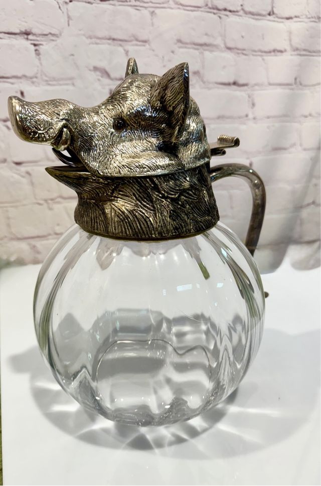 Caraffa in vetro con coperchio di cinghiale