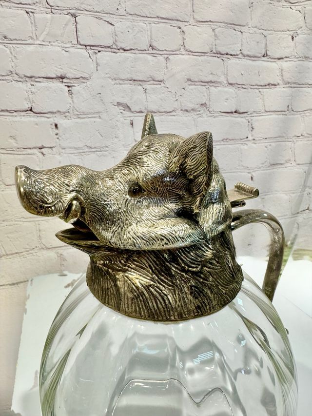 Caraffa in vetro con coperchio di cinghiale