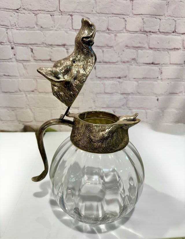 Caraffa in vetro con coperchio di cinghiale