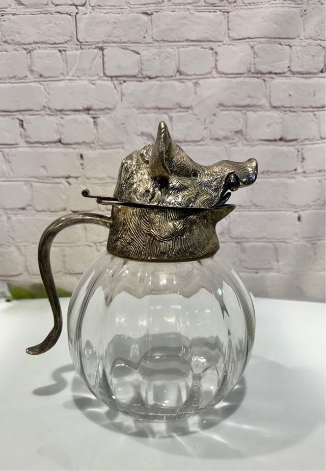 Caraffa in vetro con coperchio di cinghiale
