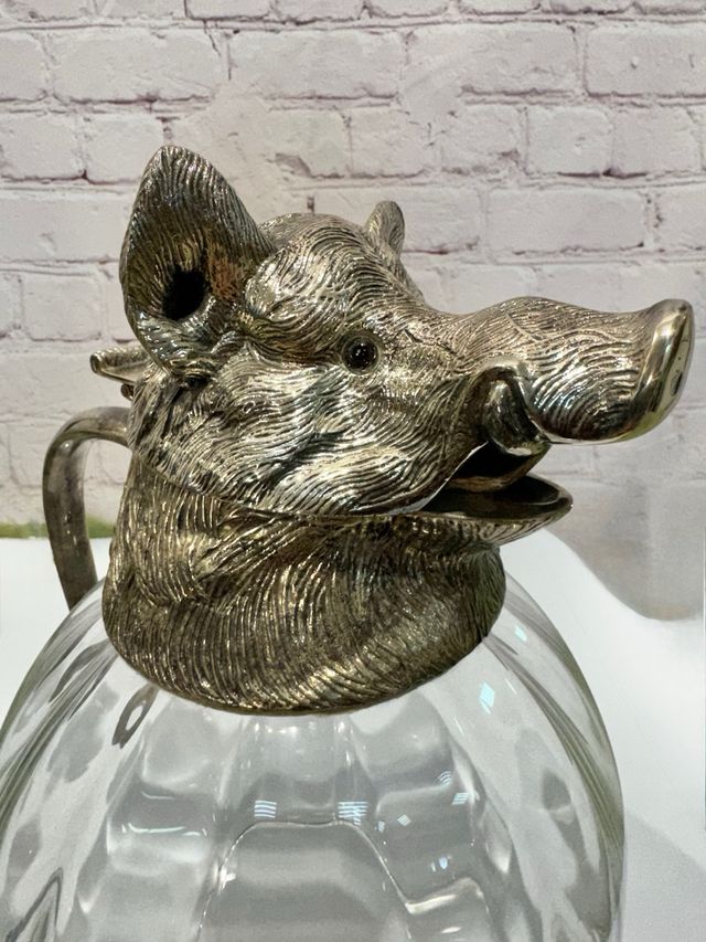 Caraffa in vetro con coperchio di cinghiale