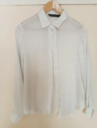 Blusa Zara blanca con topos negros