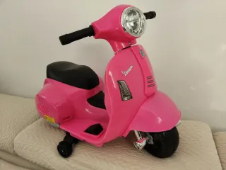 Vespa eléctrica rosa