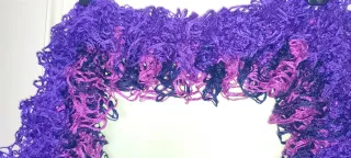 Bufanda lana fantasía morada y rosa artesanal