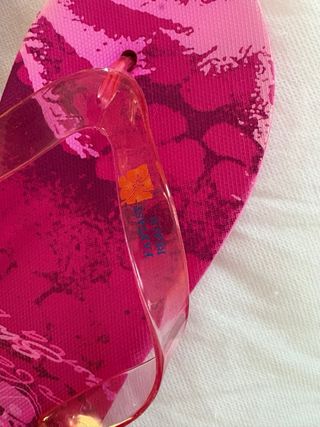 Chanclas rosas con estampado